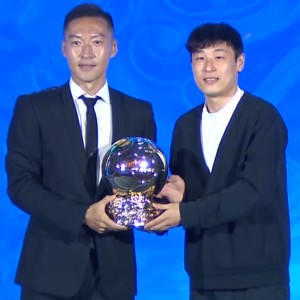 实时更新-中国金球奖感人一幕！五金王为双金王颁奖，吴曦：或是最后一奖